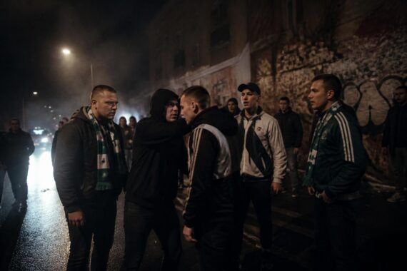 Plongée dans l&rsquo;univers des films sur les hooligans : entre réalité et fiction