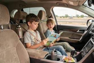 Enfants sagement installés dans un SUV familial pendant un voyage en voiture, lisant un livre d'activités avec ceintures attachées