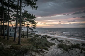 Côte atlantique au crépuscule, ambiance de thriller