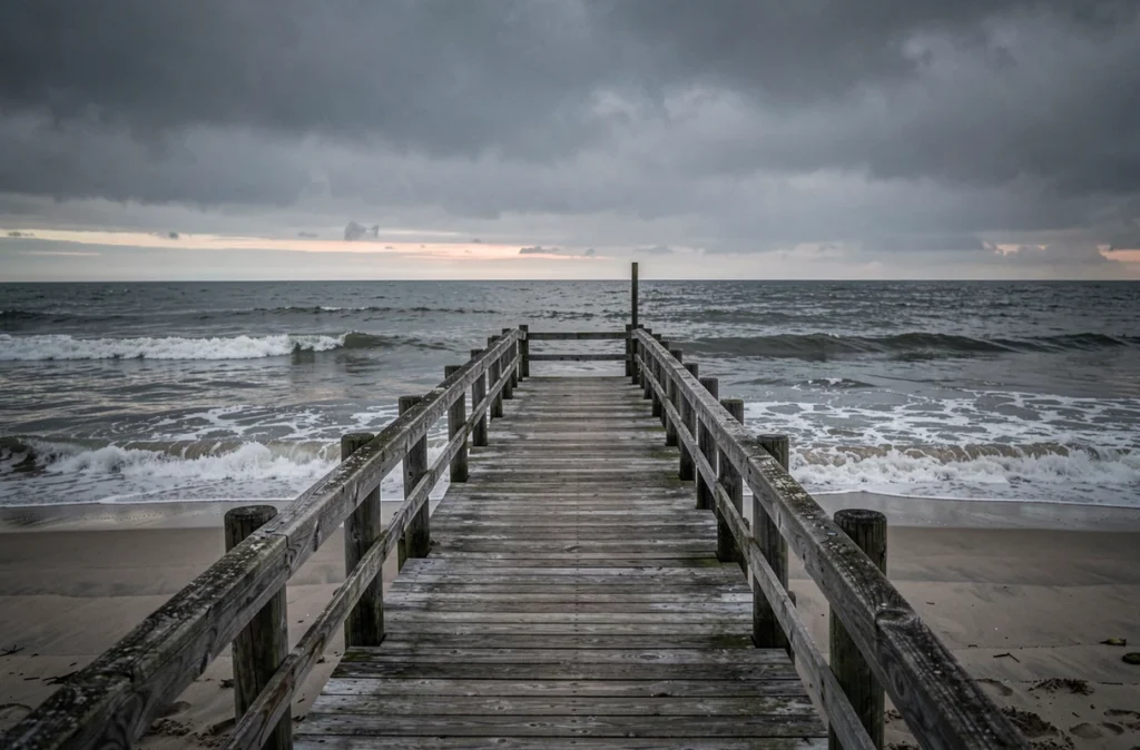 Côte atlantique sous un ciel gris, ambiance de thriller